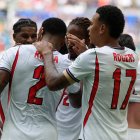 Ezri Konsa de Inglaterra (2-I) celebra con sus compañeros tras marcar el gol durante el partido de desempate por el tercer puesto de la Copa Mundial de la FIFA 2026. EFE/EPA/CRISTOBAL HERRERA-ULASHKEVICH.
