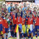 Jugadores de España celebran con el trofeo del Mundial de la FIFA 2026 este domingo, tras vencer a Argentina en la final en el estadio MetLife en East Rutherford.