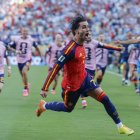 Ferrán Torres celebra el gol que marcó en la prórroga para dar a España su segundo Mundial, con los suplentes de fondo.