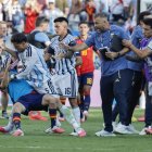 Leandro Paredes tira a Gavi al suelo.