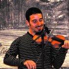 El músico leonés Fran Allegre tocando el violín en uno de sus conciertos.