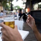Una de las principales novedades es la prohibición de fumar en las terrazas de forma definitiva.
