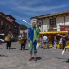 Varios malabaristas animan el mercado medieval de Mansilla, en una imagen de archivo.