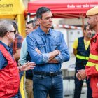 El presidente del Gobierno, Pedro Sánchez, y el presidente de Castilla-La Mancha, Emiliano García-Page, saludan a los brigadistas del Puesto de Mando Avanzado por el incendio de La Mierla, en Tamajón, Guadalajara, Castilla-La Mancha (España). 