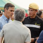El presidente del Gobierno, Pedro Sánchez (i), conversa con el teniente general de la Unidad Militar de Emergencias (UME), Francisco Javier Marcos (2d), el ministro del Interior, Fernando Grande-Marlaska (2i, de espaldas), y el delegado del Gobierno en Madrid, Francisco Martín (d), tras su comparecencia desde el Puesto de Mando Avanzado este sábado. EFE/Mariscal.