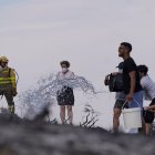 Vecinos y operarios colaborando en tareas de extinción de incendios en la provincia de Valladolid.