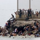 Miles de jóvenes marroquíes llegaron este jueves a la frontera entre Castillejos (Marruecos) y Ceuta para tratar de cruzar la valla.
