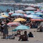 FOTODELDÍA - MÁLAGA, 02/08/2026.- Cientos de personas disfrutan del inicio de las vacaciones del mes de agosto en la Playa de Rincón de la Victoria (Málaga), este domingo. EFE/Gregorio Marrero