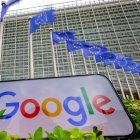 Logo de Google en frente del edificio de la Comisión Europea