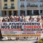 Columbrianos, Peñalba de Santiago y San Clemente de Valdueza se concentran ante el Ayuntamiento de Ponferrada
