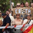 Vecinos de Ceuta esperaron al ministro del Interior en su llegada a la reunión.