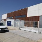 Exterior de la factoría provisional que lanzará los drones de Indra en Villadangos.