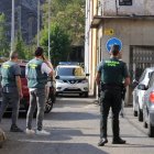 Agentes de la Guardia Civil en la calle donde tuvo lugar el suceso.
