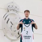 Max Shulga posa con la camiseta del Real Madrid.