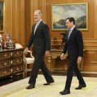 (i-d) El Rey Felipe VI recibe en audiencia al presidente de la Junta de Andalucía, Juan Manuel Moreno Bonilla, en el Palacio de La Zarzuela, a 21 de julio de 2026, en Madrid (España). 