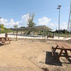 El área de servicios incorpora aparcamiento, recarga eléctrica, paneles solares y zona de descanso.