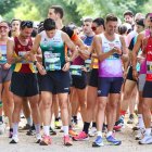 Atletas preparándose para salir