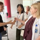 La ministra de Sanidad, Mónica García (i), visita el Hospital Universitario de Ceuta este domingo.