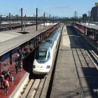 Pasajeros esperando para embarcar en un AVE en la estación de Chamartín.