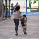 Archivo - Una madre acompaña a su hija el día en que se inicia el curso escolar 2023/2024, en el CEIP El Constitución, a 11 de septiembre de 2023, en Quart de Poblet, Valencia, Comunidad Valenciana (España).