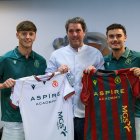 Hugo García y Álex Cardero en su presentación, con el director deportivo de la Cultural, Asier Goiria, en el centro.