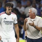 José Mourinho estimula al delantero del Real Madrid Carlos Espí tras marcar el 1-2.