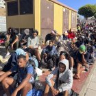 Multitud de migrantes tratan de acceder al centro provisional habilitado.