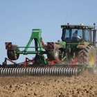 Un agricultor trabaja en una finca agrícola de la provincia de León.