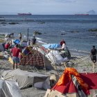 Migrantes en campamentos improvisados en la playa, a 27 de agosto de 2026, en Ceuta (España).