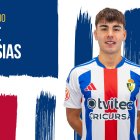 Koke Iglesias posa con la camiseta de la Deportiva.