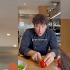 Jordi Cruz muestra cómo identificar las divisiones interiores del tomate antes de cortarlo: seguir sus «tabiques» ayuda a mantener la pulpa y el líquido dentro de cada pieza.