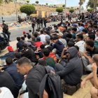  Migrantes frente a la explanada de Loma Colmenar.