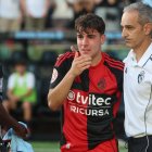 Pablo Lago consuela a Koke tras perder el ascenso a 2ª División en Vigo hace dos meses.