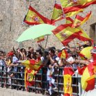 Ciudadanos ceutíes enarbolan banderas del país.