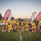 Las futbolistas del Olímpico de León posan con el trofeo de campeonas.