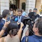 El alcalde de Gandía, José Manuel Prieto, realiza declaraciones tras la concentración de solidaridad con Ceuta ante la grave crisis migratoria que sufre, en una iniciativa promovida desde la Federación Española de Municipios y Provincias de la que se ha desmarcado el PSPV-PSOE, aunque localidades gobernadas por los socialistas, como Gandía y Sagunto, han convocado también actos de apoyo a la ci.