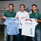 Miguel San Román, Asier Goiria (directo deportivo) y Róber Pier posan sonrientes.