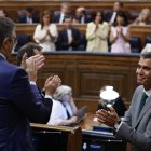El presidente del Gobierno, Pedro Sánchez (d), recibe el aplauso de la bancada socialista en el Congreso de los Diputados.
