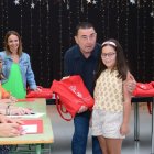 El alcalde, entregando los libros a una de las niñas.