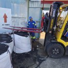 Retirada de caucho del campo de fútbol de San Andrés del Rabanedo.