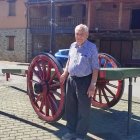 José Cachón Álvarez con uno de sus carros hecho a mano.