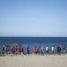 Varios inmigrantes en una playa, a 21 de agosto de 2026, en Ceuta (España).