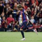 Lamine Yamal celebra su gol, el cuarto tanto del Barça, durante el partido de Champions.