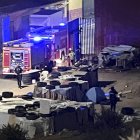 Incendio en los campamentos de inmigrantes de las naves del Tarajal, esta noche en Ceuta. EFE/ Reduán.