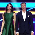 Laura Moure junto a Jorge Fernández en La Ruleta de la Suerte. Brian Pérez ocupará su puesto durante su baja por maternidad, un relevo que rompe una tradición de 36 años en el concurso.