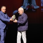 Juan Echanove recibe el premio de honor, una efigie de un búho de Gaudí, de manos del alcalde José Luis Nieto.