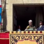 Un agente forestal y José Manuel Pereira durante el pregón