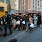 La Policía Nacional traslada a cientos de migrantes en Ceuta.