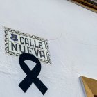 Los dos hermanos detenidos por el crimen de Francisca Cadenas, Julián y Manuel González, han llegado este lunes a la calle Nueva de Hornachos (Badajoz).