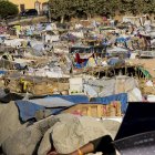 Campamento provisional levantado por los migrantes en la playa del Trampolín de Ceuta este lunes. EFE/ Reduan.